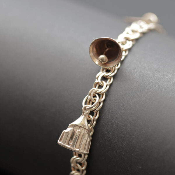 Bismarck armlænke med charms i 14 karat guld.