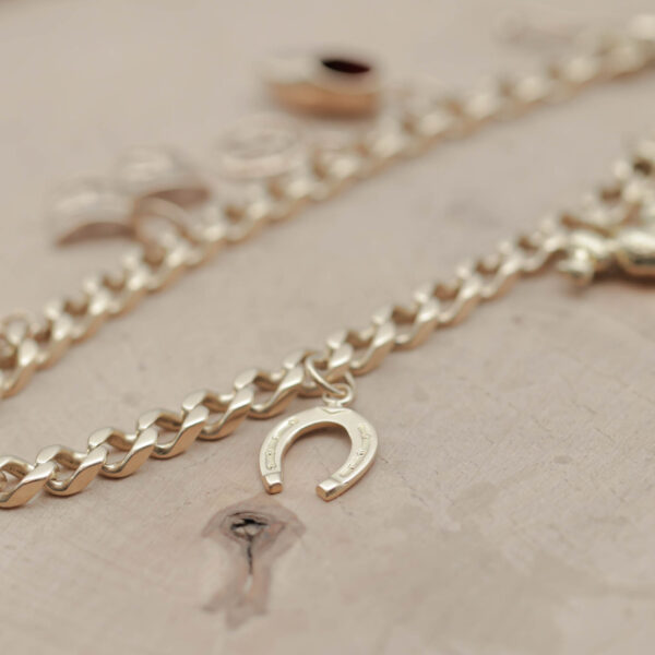 Panzer armlænke med charms i 14 karat guld