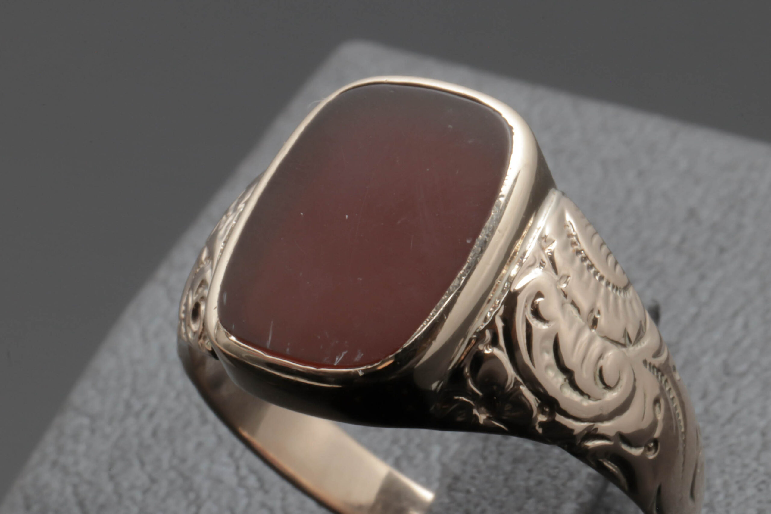 Elegant ring med rød sten i 14 karat guld - Seroguld
