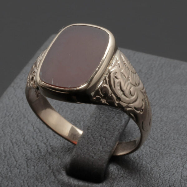 Elegant ring med rød sten i 14 karat guld