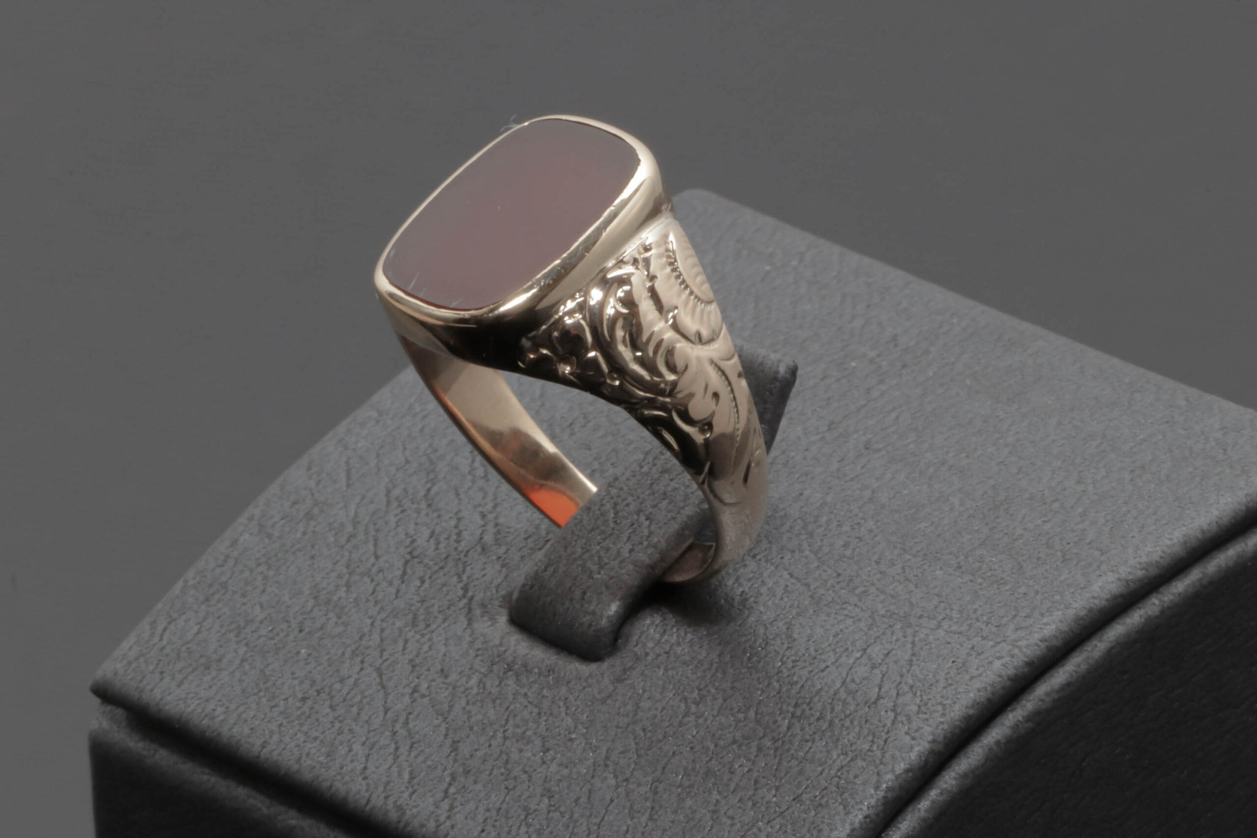 Elegant ring med rød sten i 14 karat guld - Seroguld