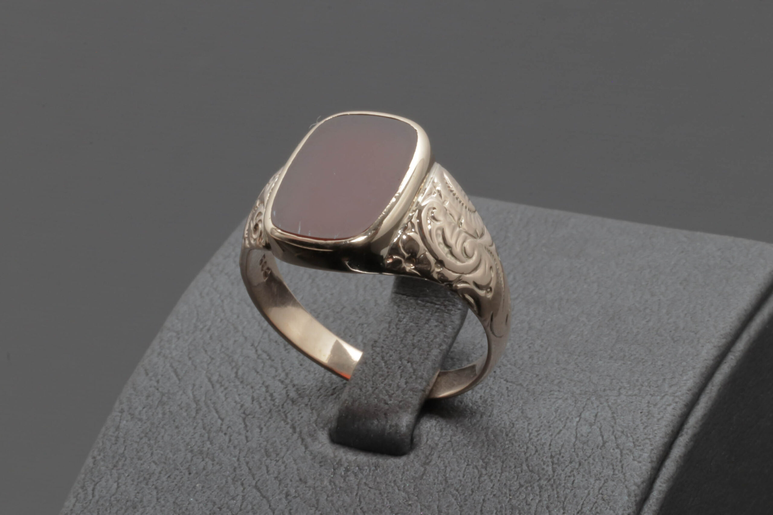 Elegant ring med rød sten i 14 karat guld - Seroguld