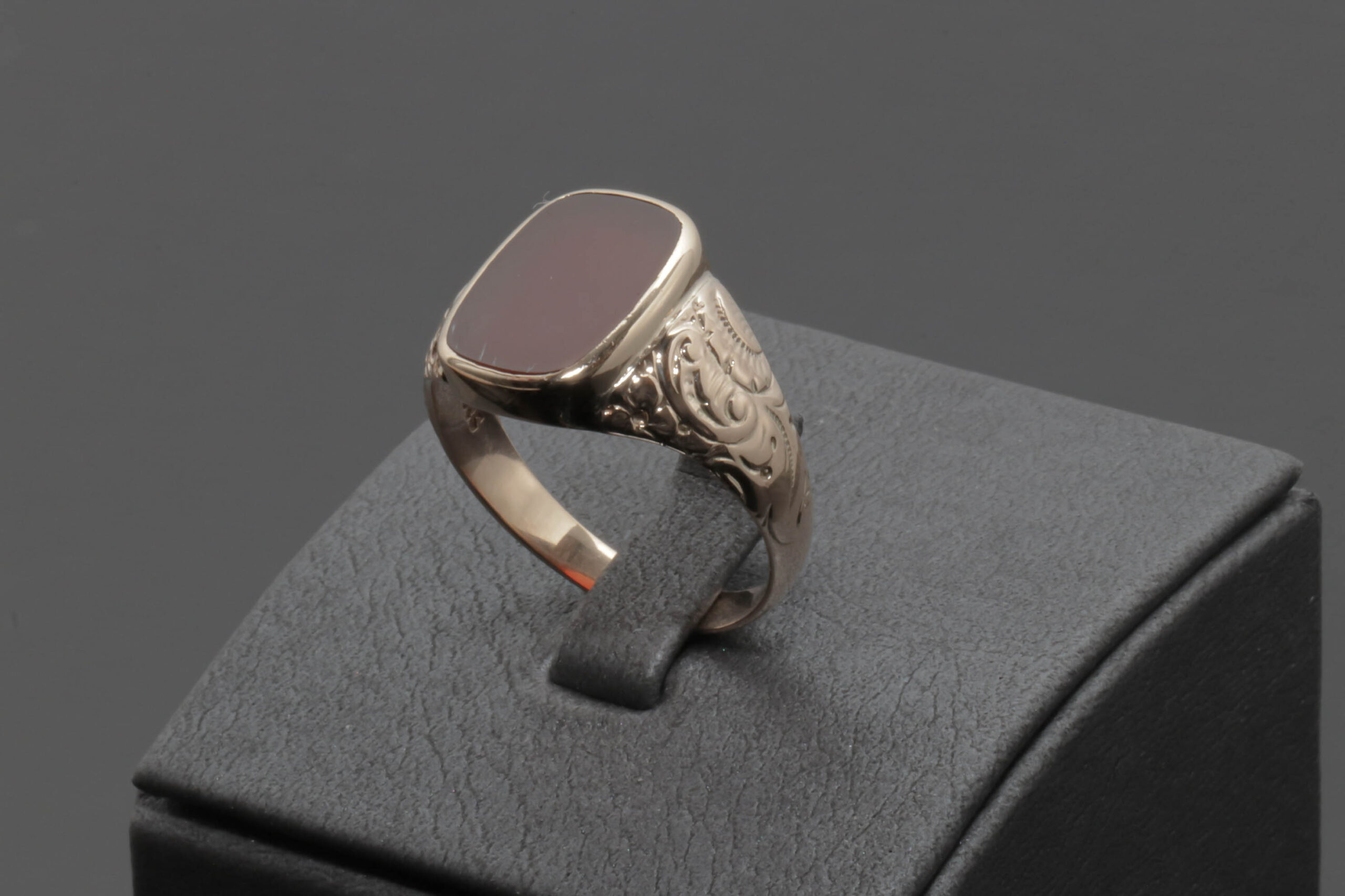 Elegant ring med rød sten i 14 karat guld - Seroguld