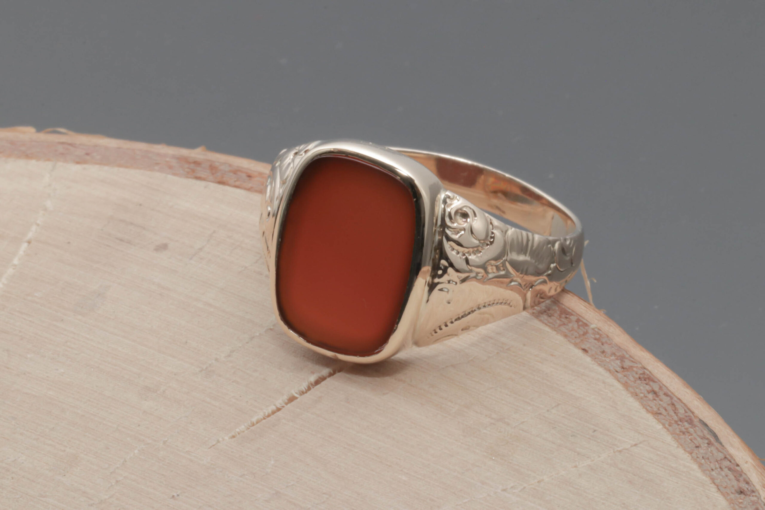 Elegant ring med rød sten i 14 karat guld - Seroguld