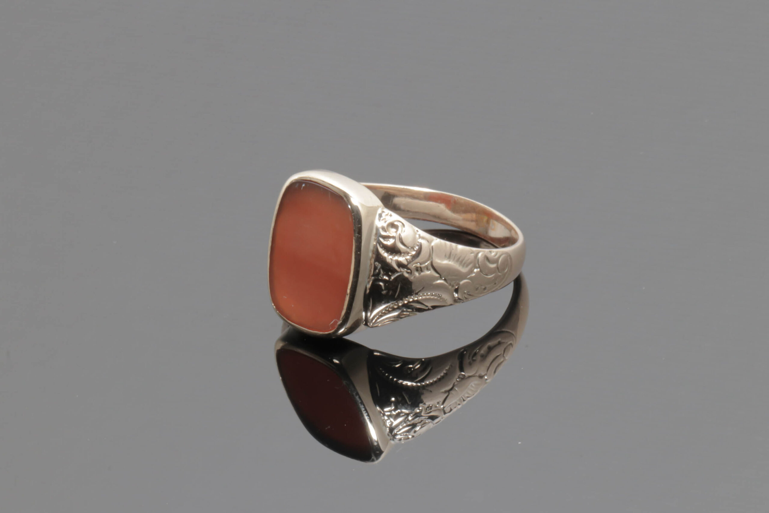 Elegant ring med rød sten i 14 karat guld - Seroguld