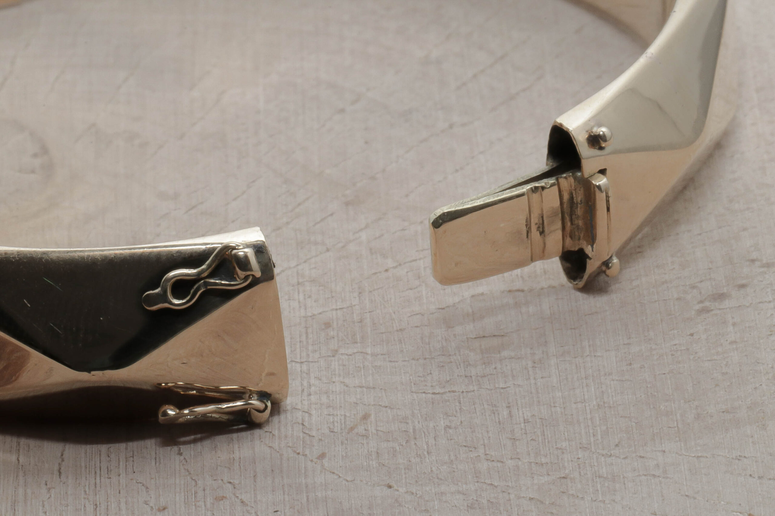 Kantet armring i 14 karat guld