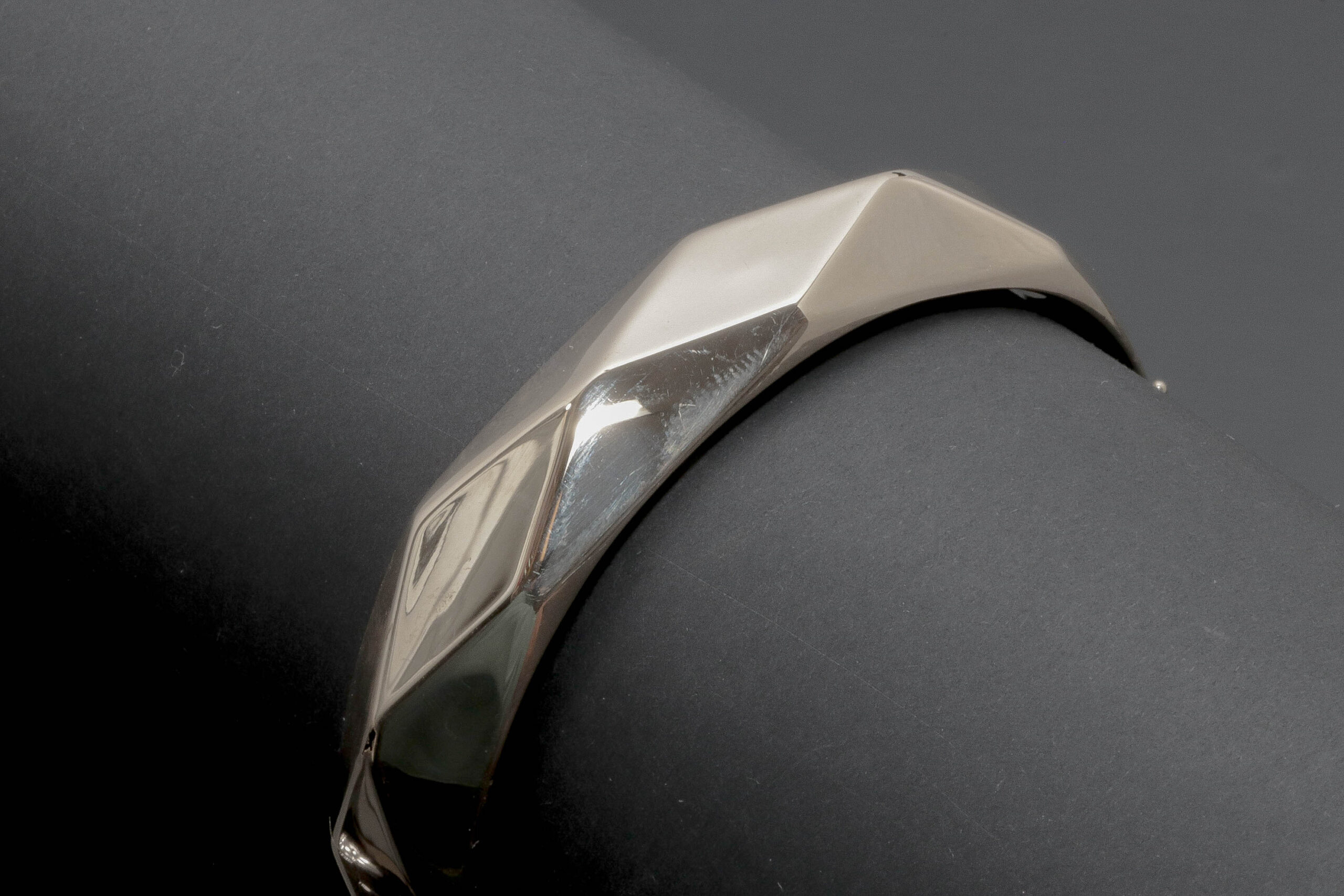 Kantet armring i 14 karat guld