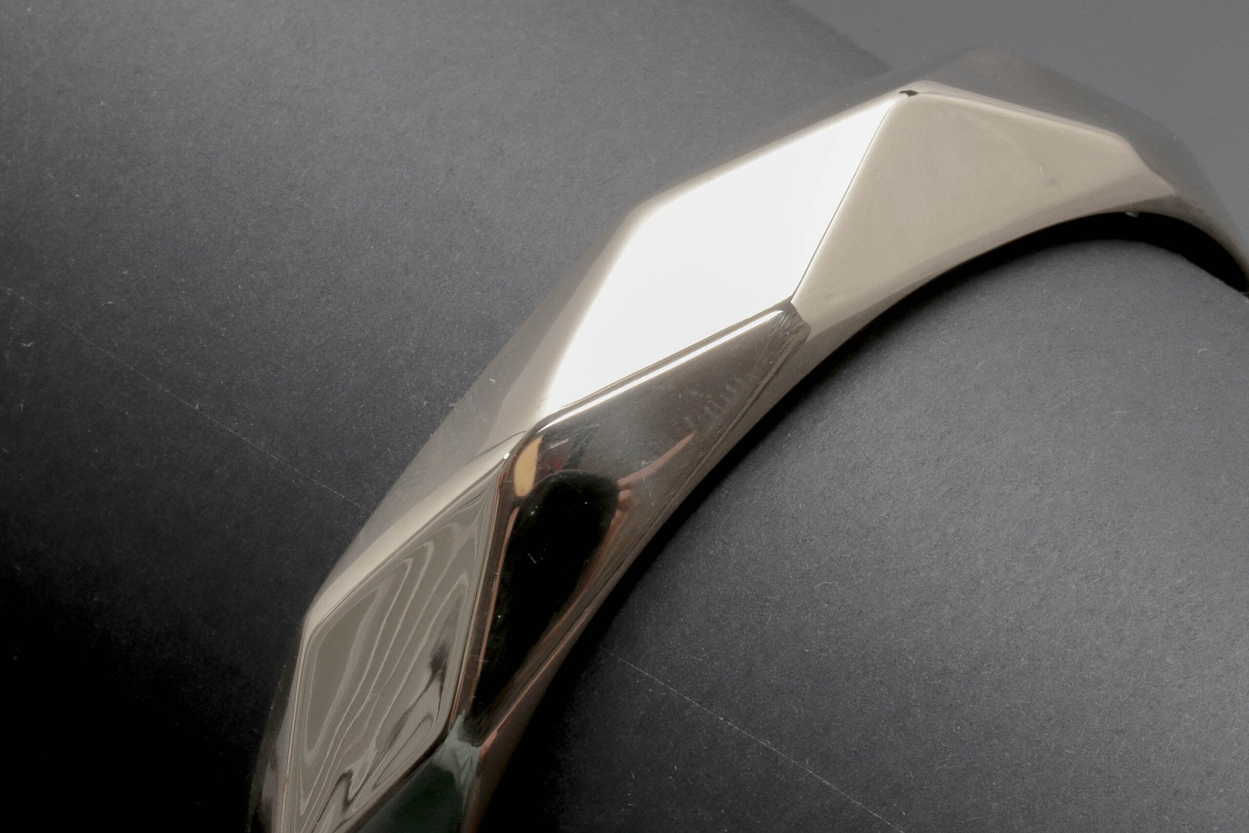 Kantet armring i 14 karat guld