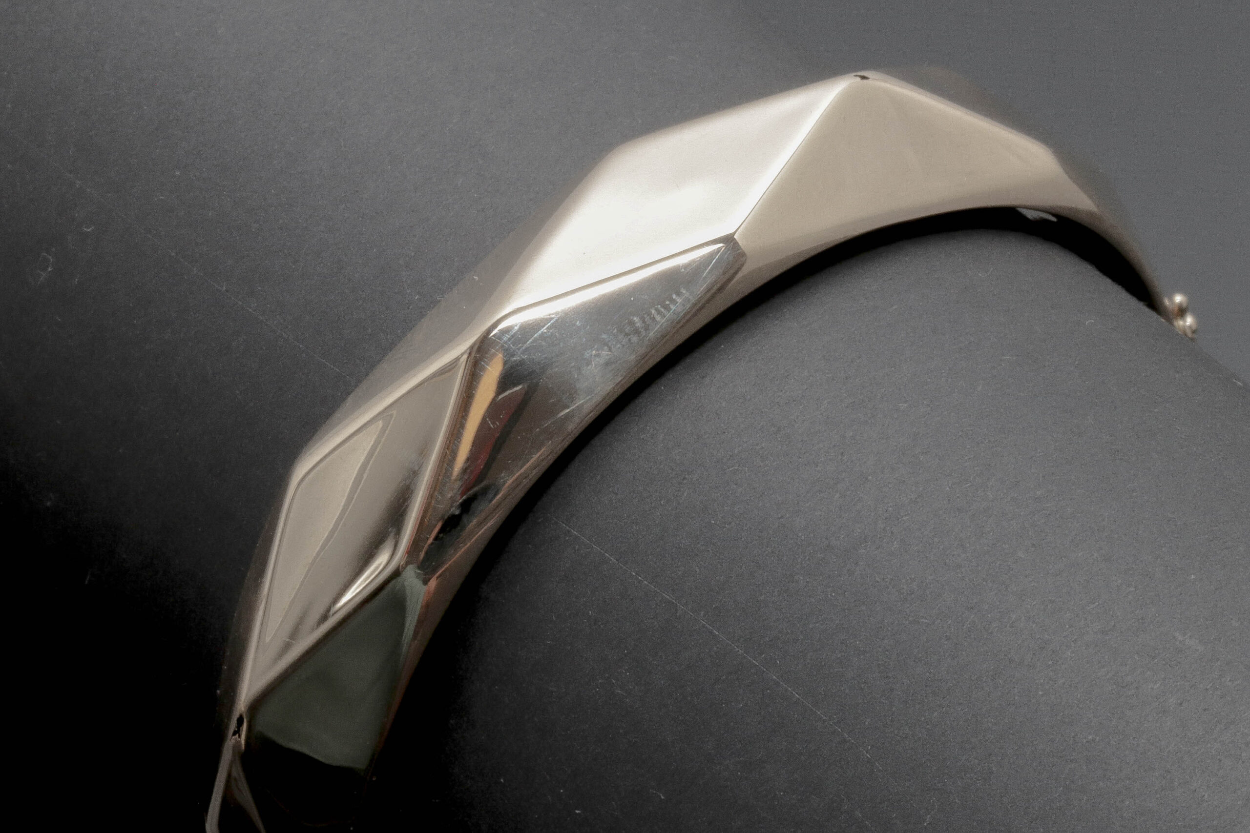 Kantet armring i 14 karat guld