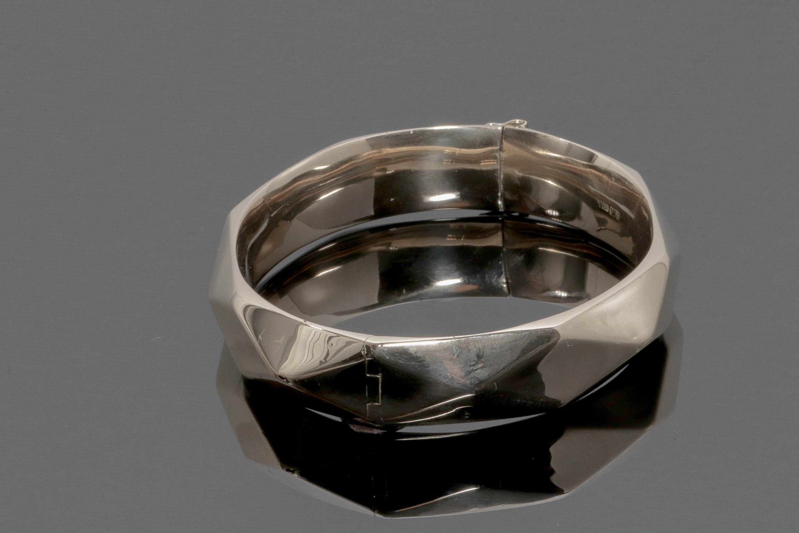 Kantet armring i 14 karat guld
