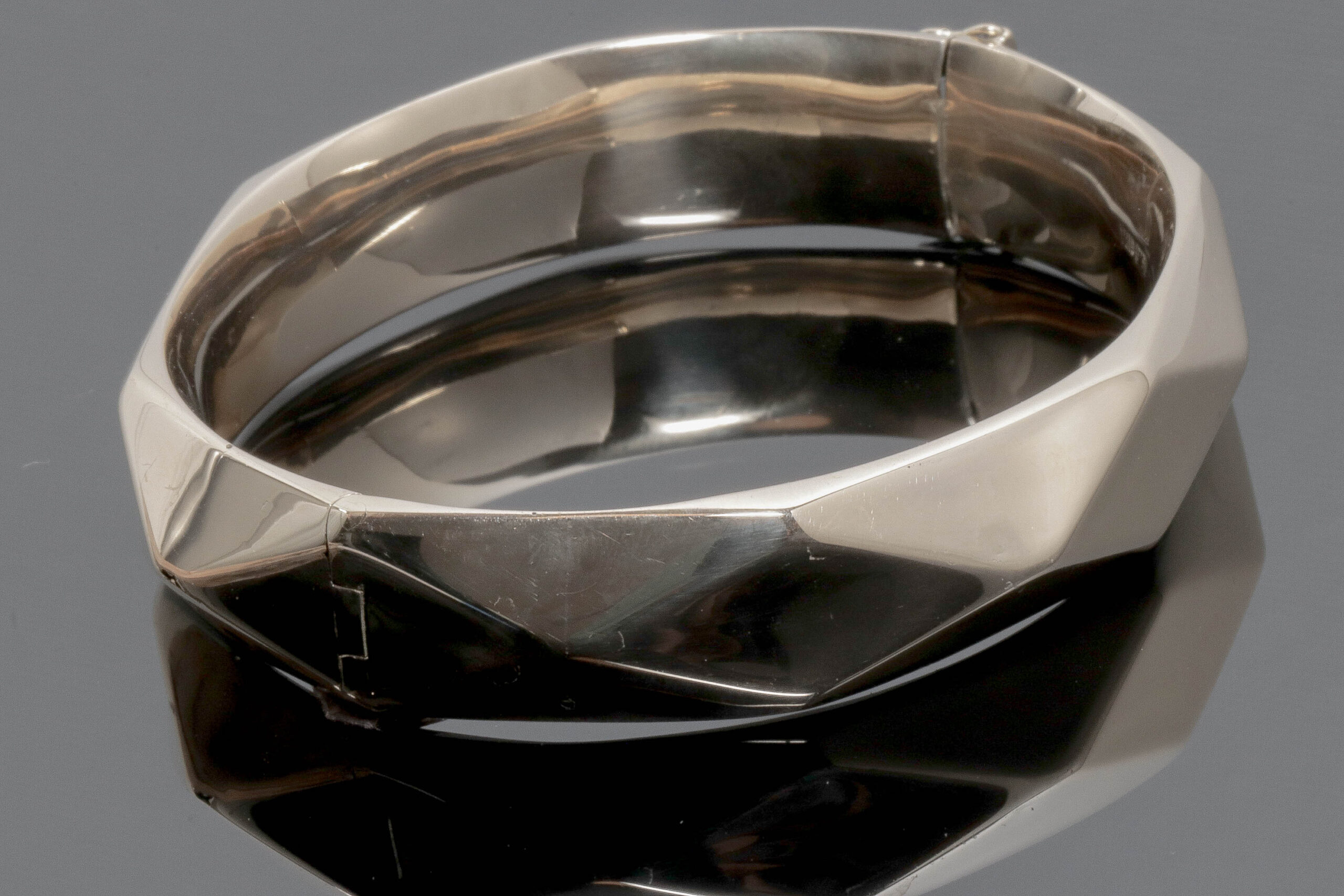Kantet armring i 14 karat guld