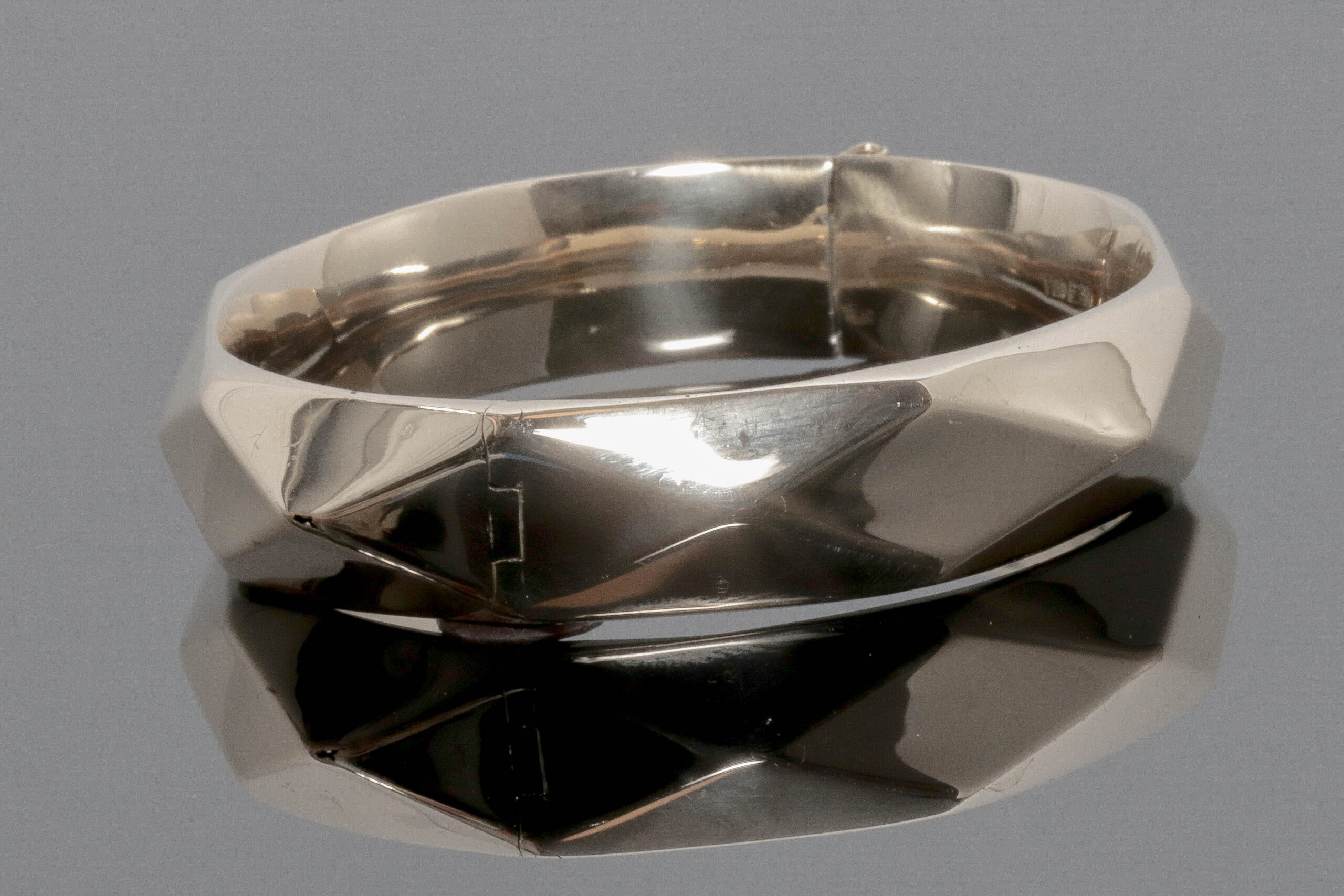 Kantet armring i 14 karat guld