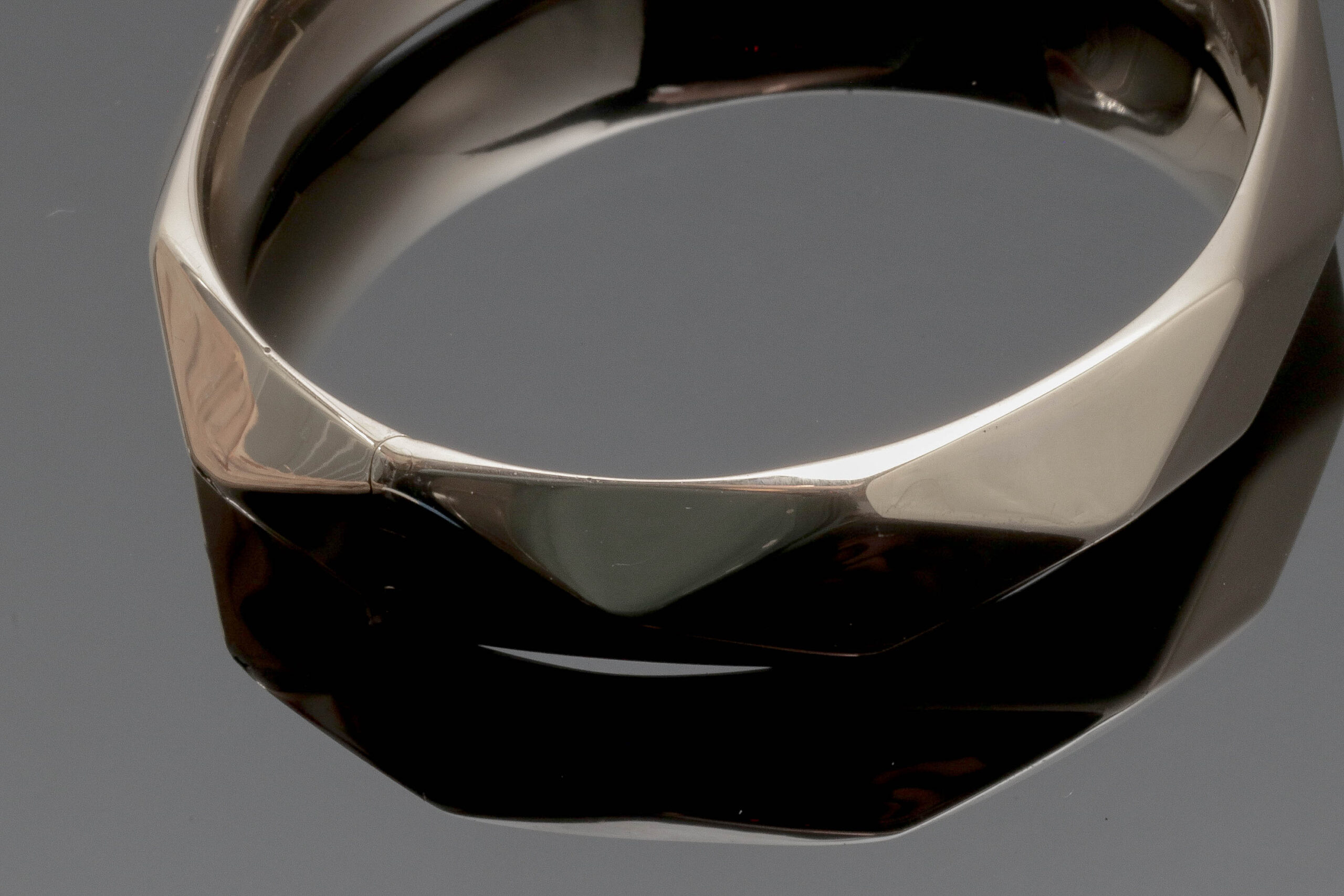 Kantet armring i 14 karat guld