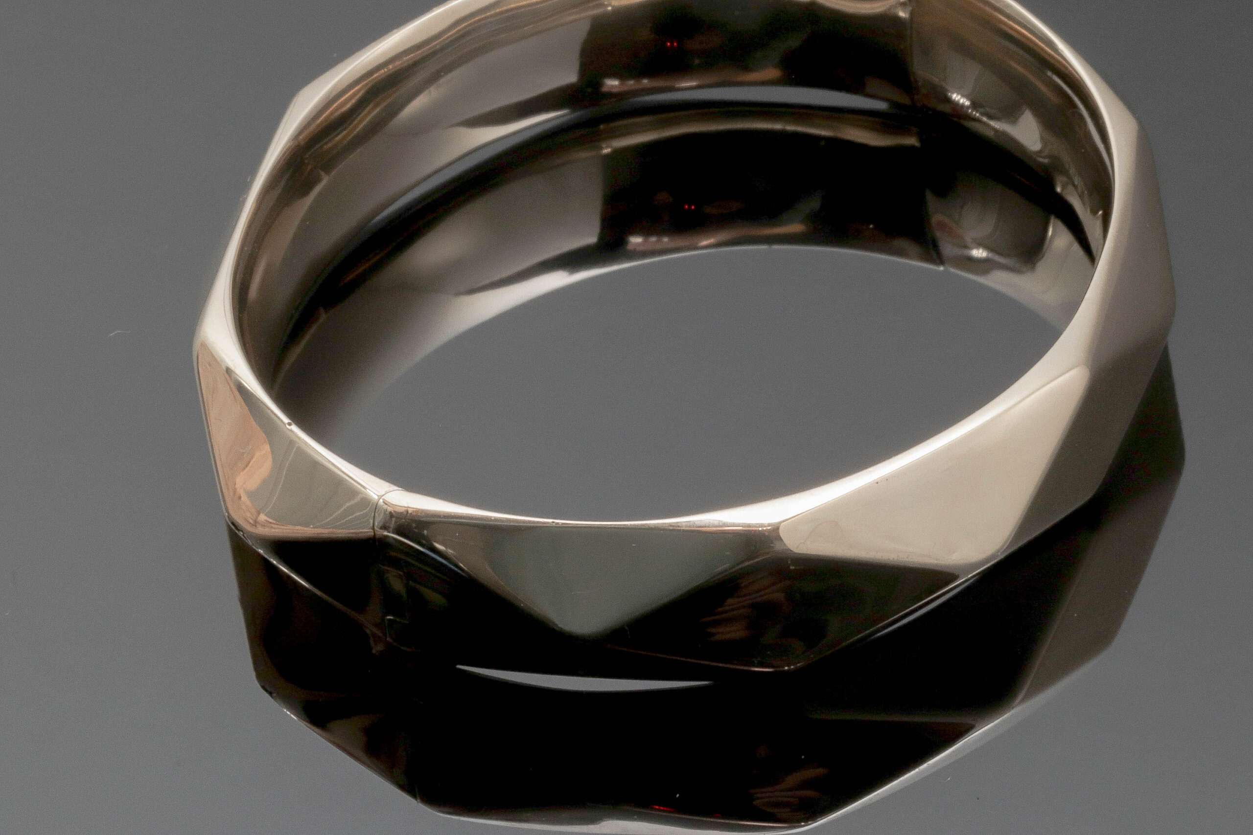 Kantet armring i 14 karat guld