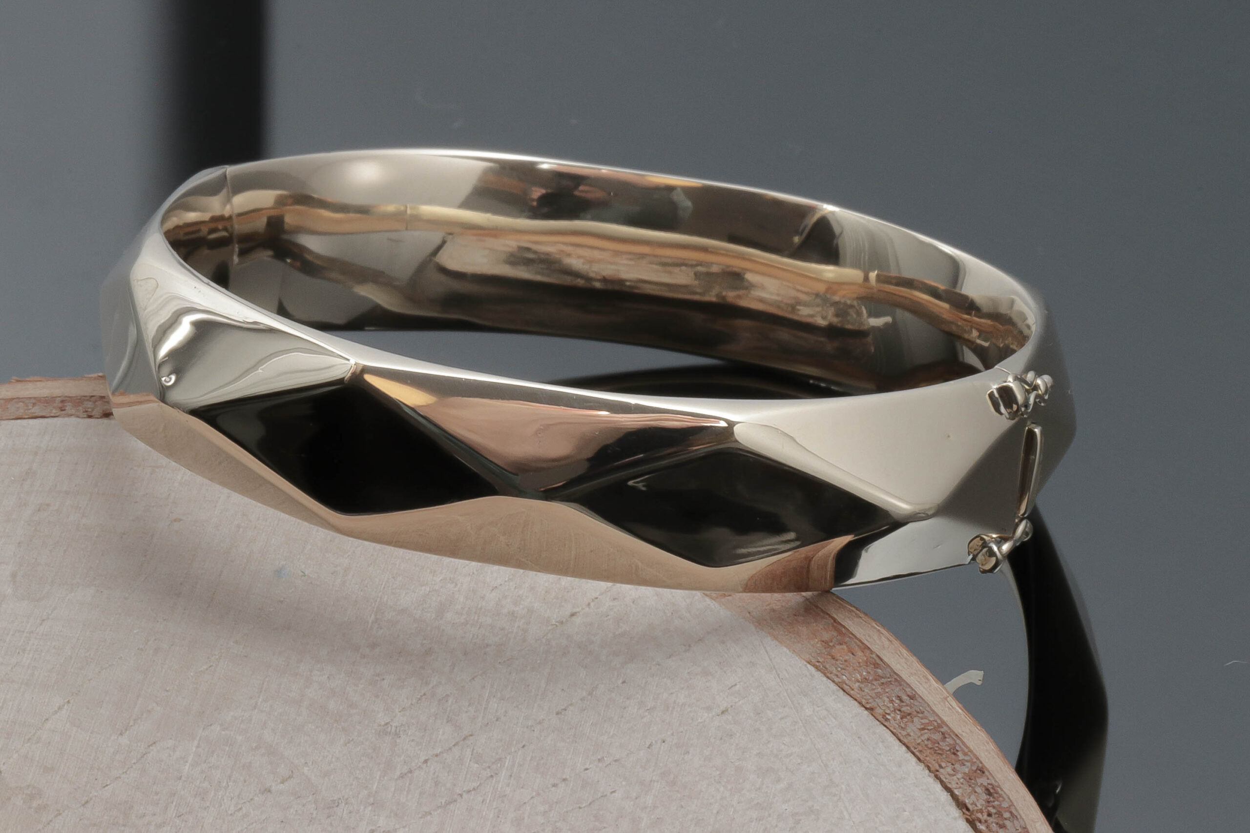 Kantet armring i 14 karat guld