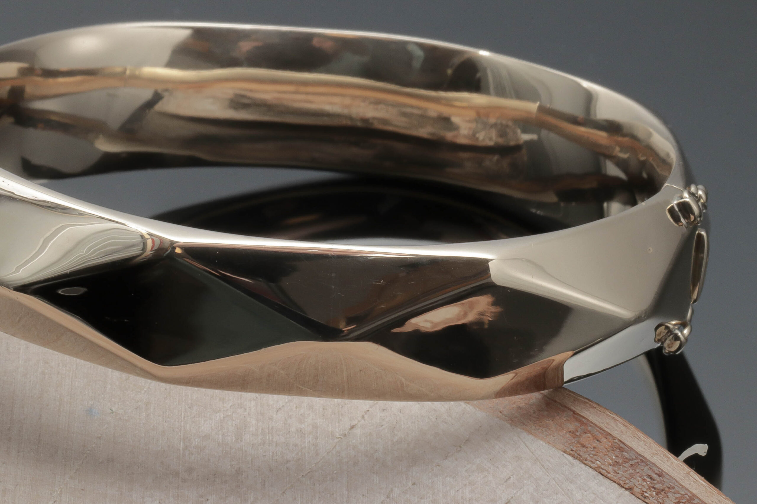 Kantet armring i 14 karat guld