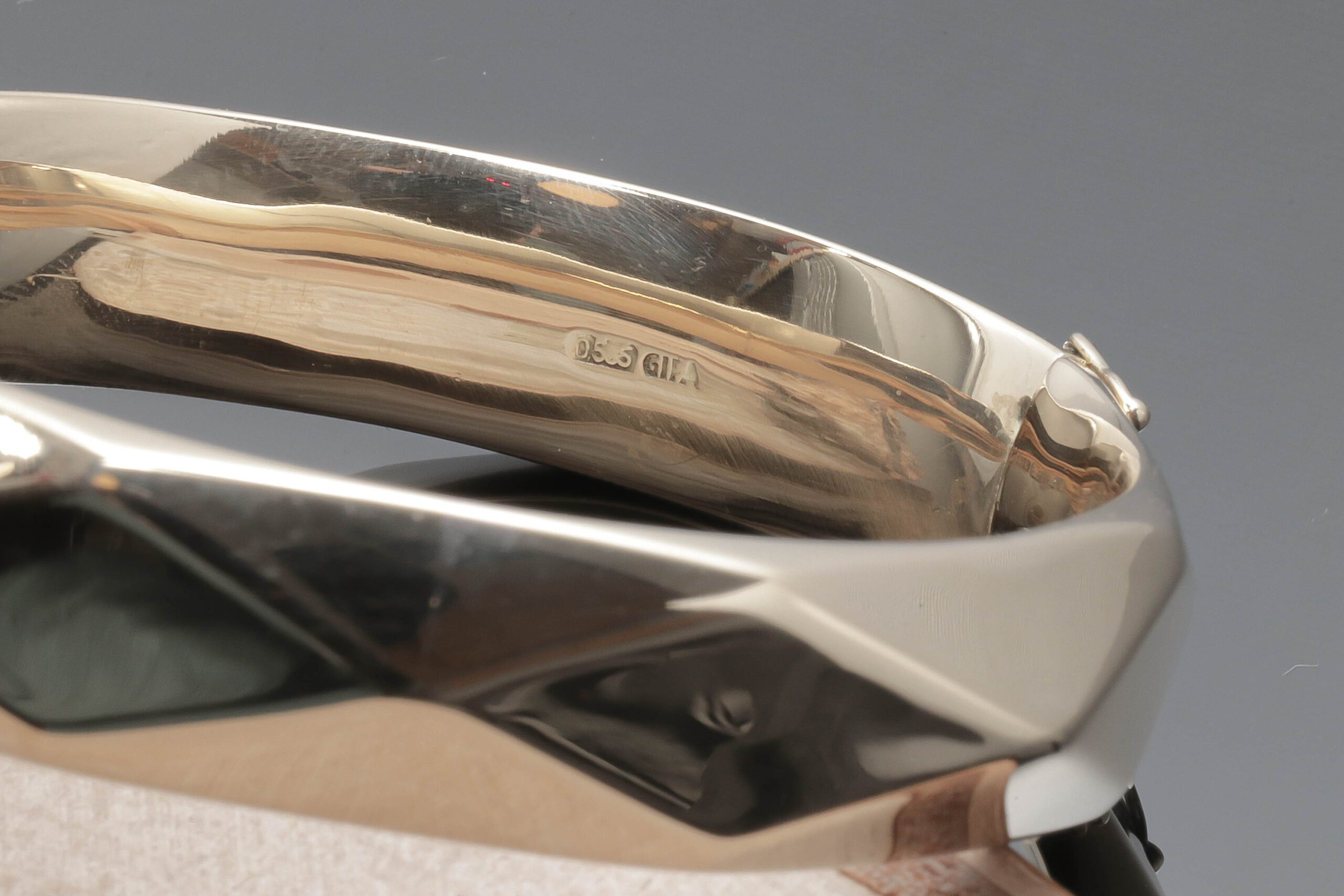 Kantet armring i 14 karat guld
