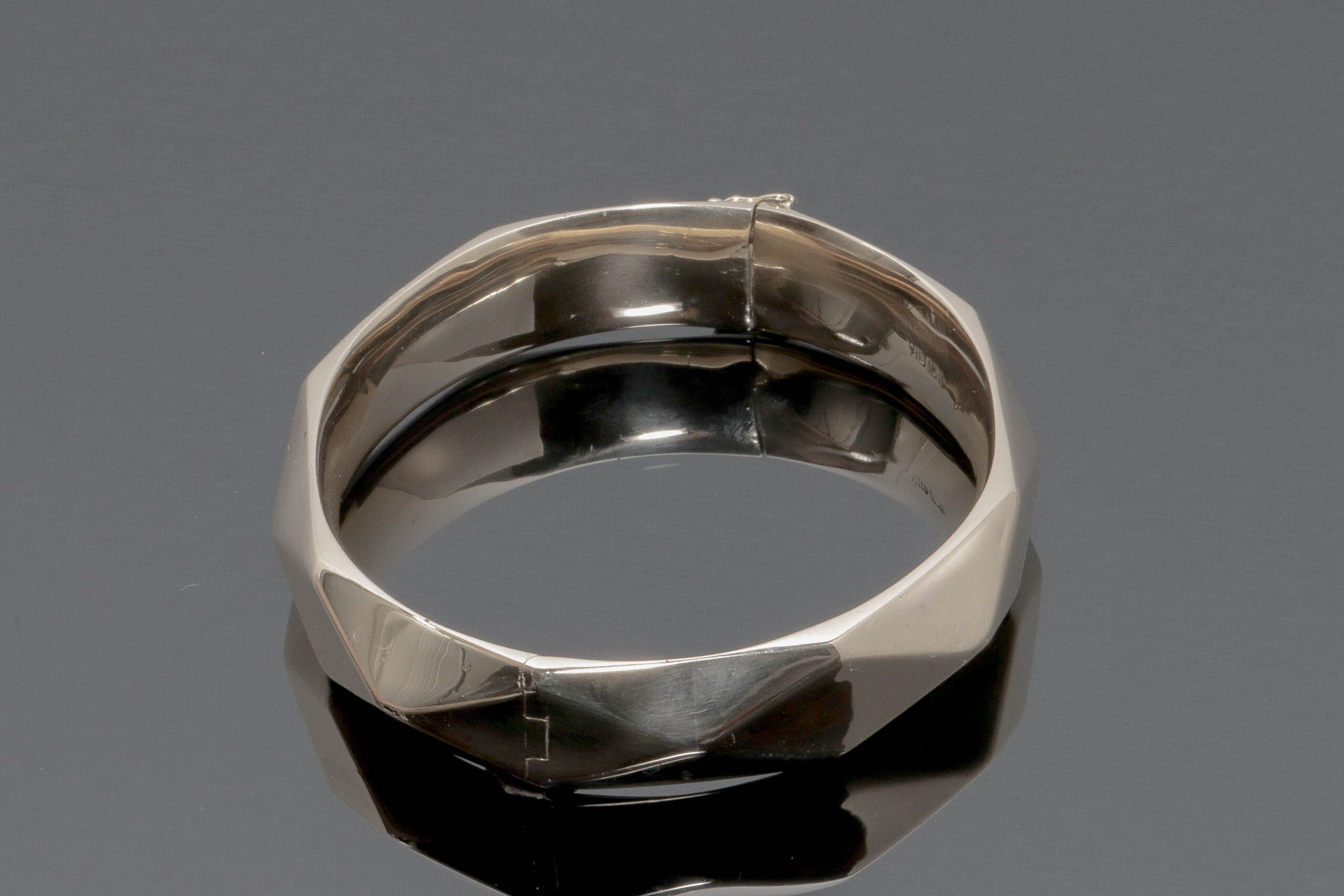 Kantet armring i 14 karat guld