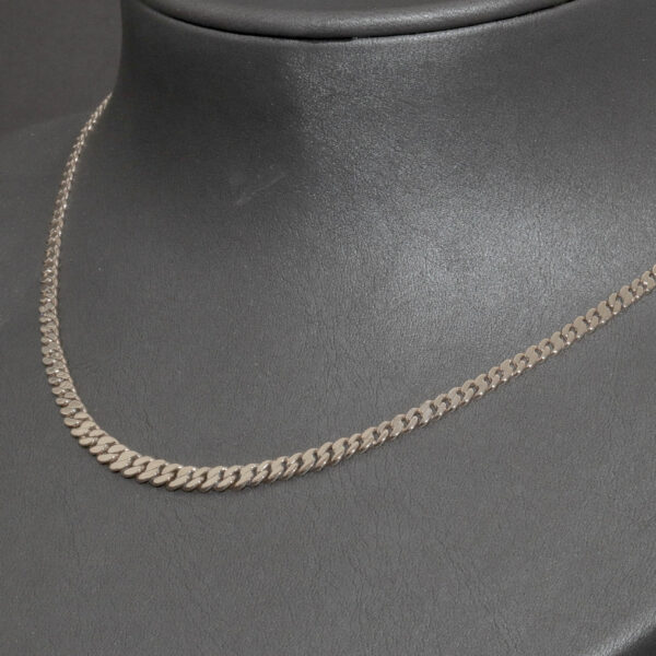 Flot Panzer halskæde med forløb i 8 karat guld.