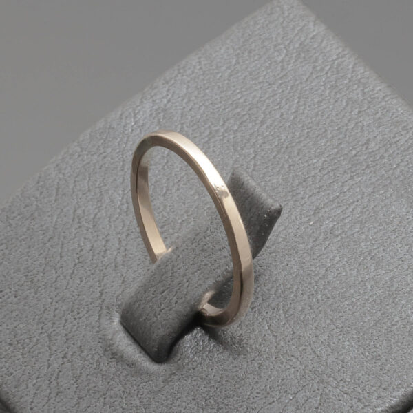 Elegant ring i 14 karat guld