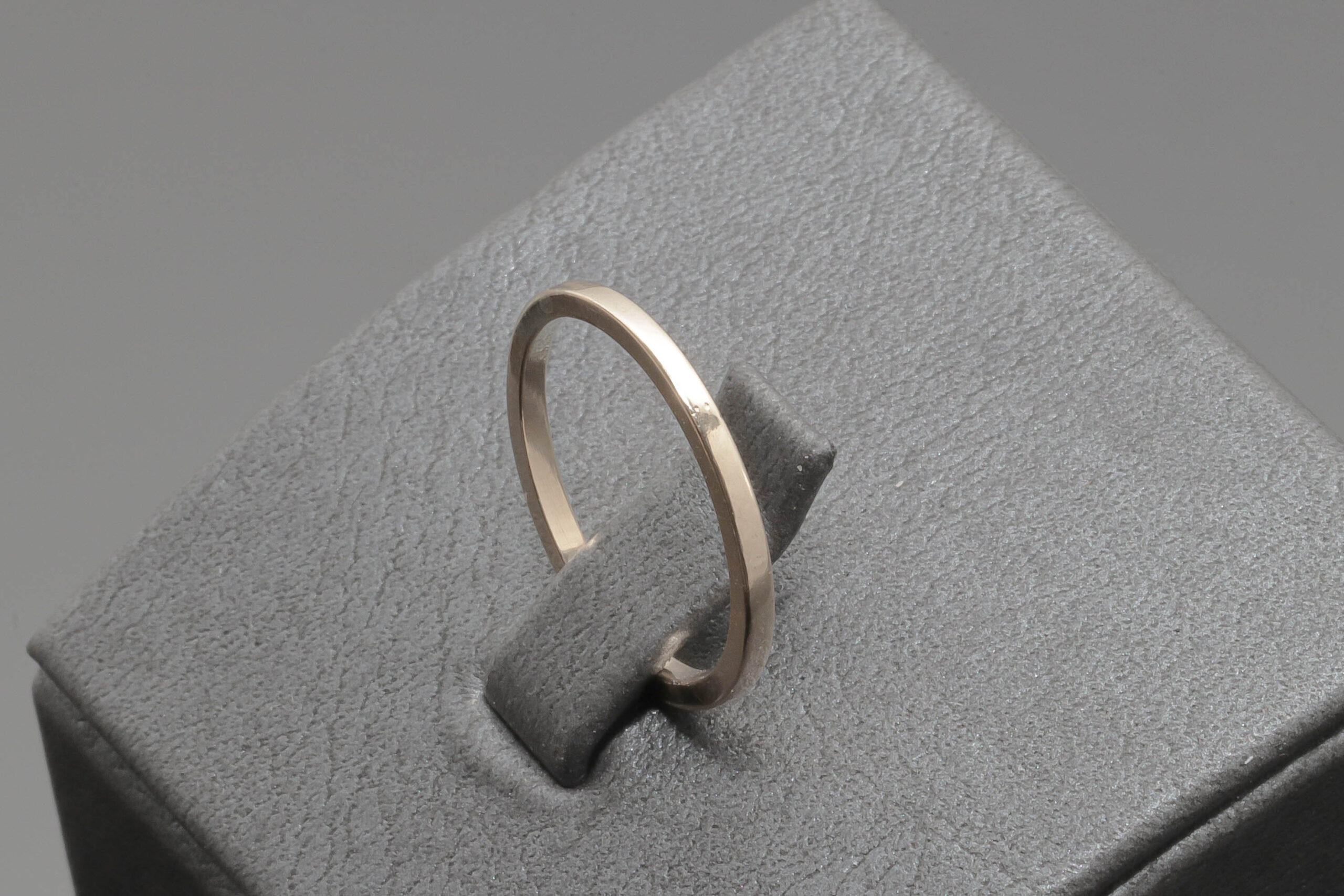 Elegant ring i 14 karat guld