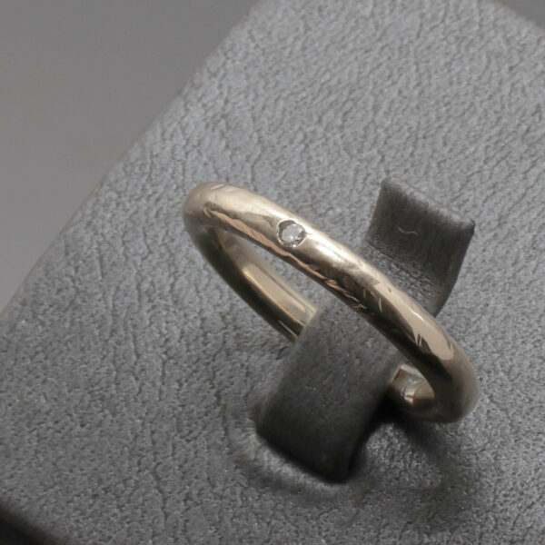 Ring med diamant sten i 14 karat guld.