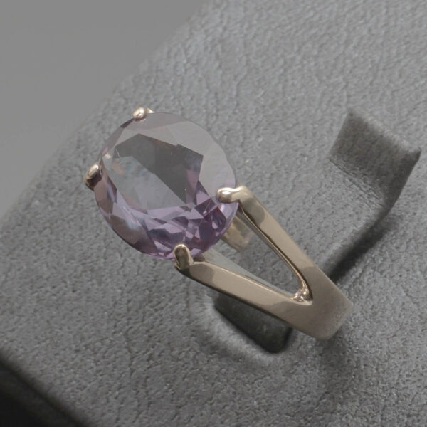 Ring med lilla sten i 14 karat guld