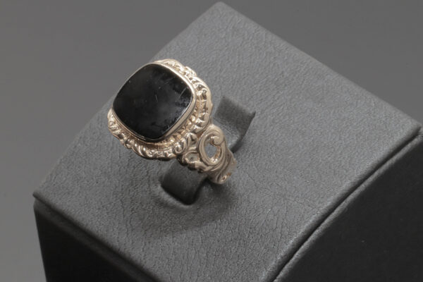 Ring med sort onyx i 14 karat guld.