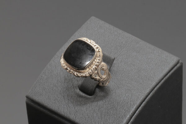 Ring med sort onyx i 14 karat guld.