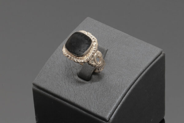 Ring med sort onyx i 14 karat guld.