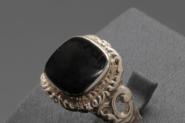 Ring med sort onyx i 14 karat guld.