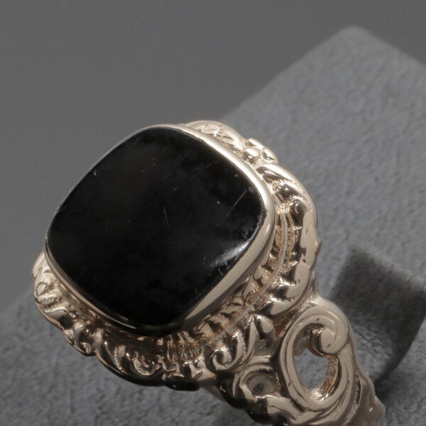 Ring med sort onyx i 14 karat guld.