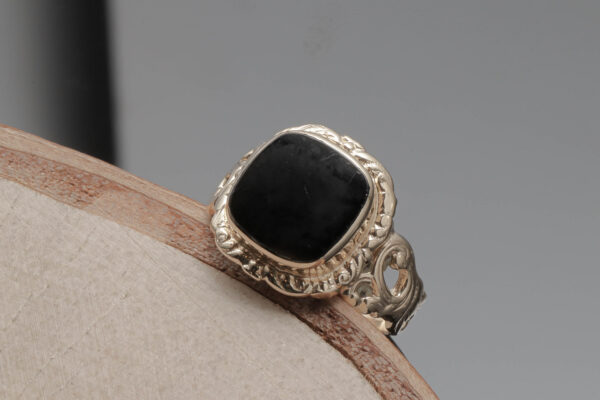 Ring med sort onyx i 14 karat guld.