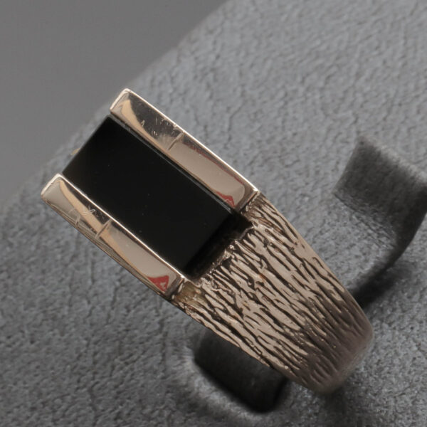 Ring med sort onyx i 8 karat guld