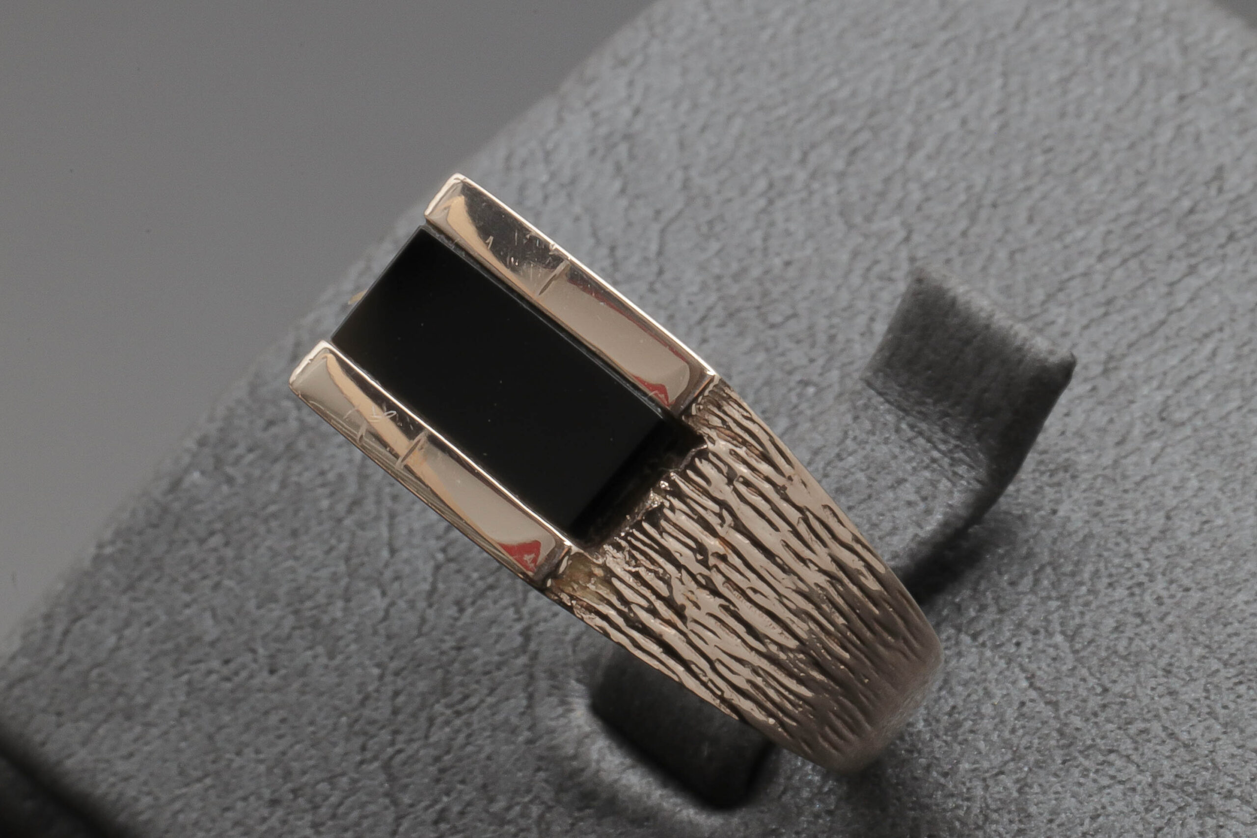 Ring med sort onyx i 8 karat guld
