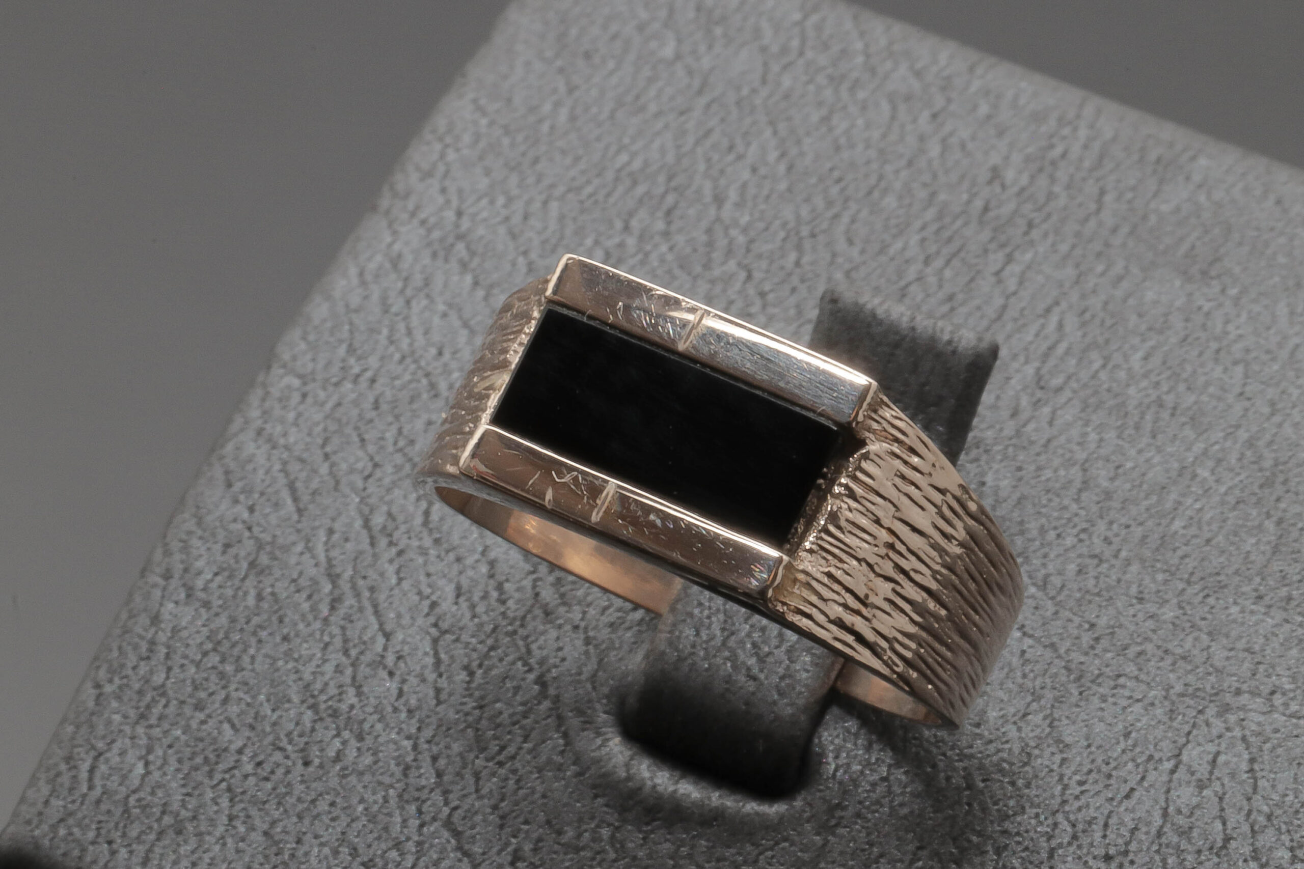 Ring med sort onyx i 8 karat guld