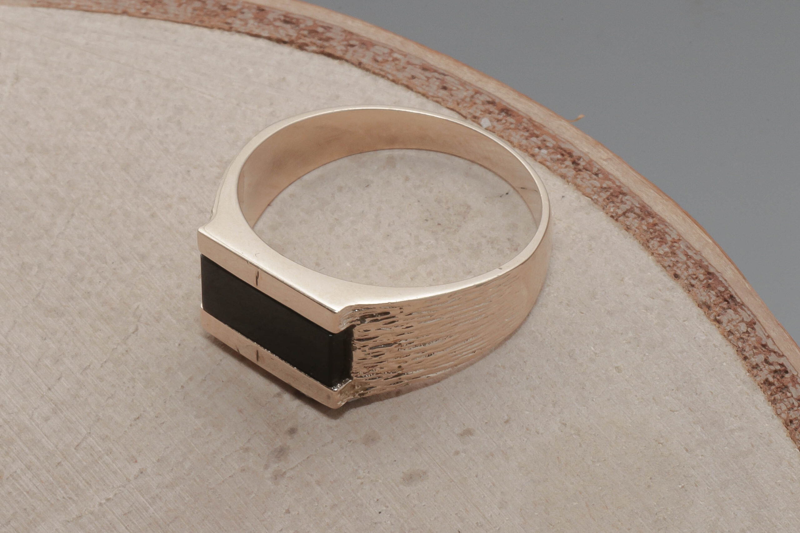 Ring med sort onyx i 8 karat guld