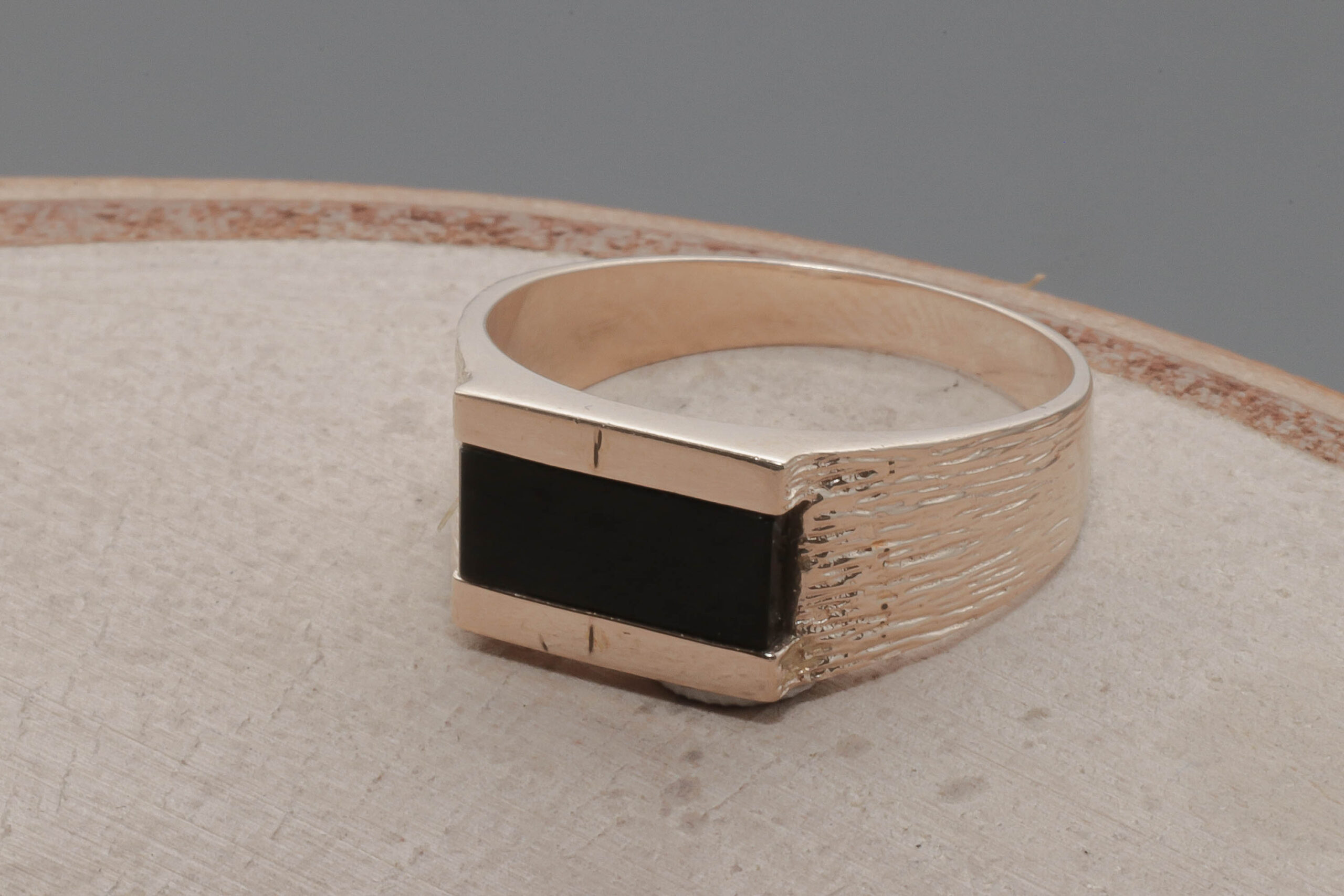 Ring med sort onyx i 8 karat guld