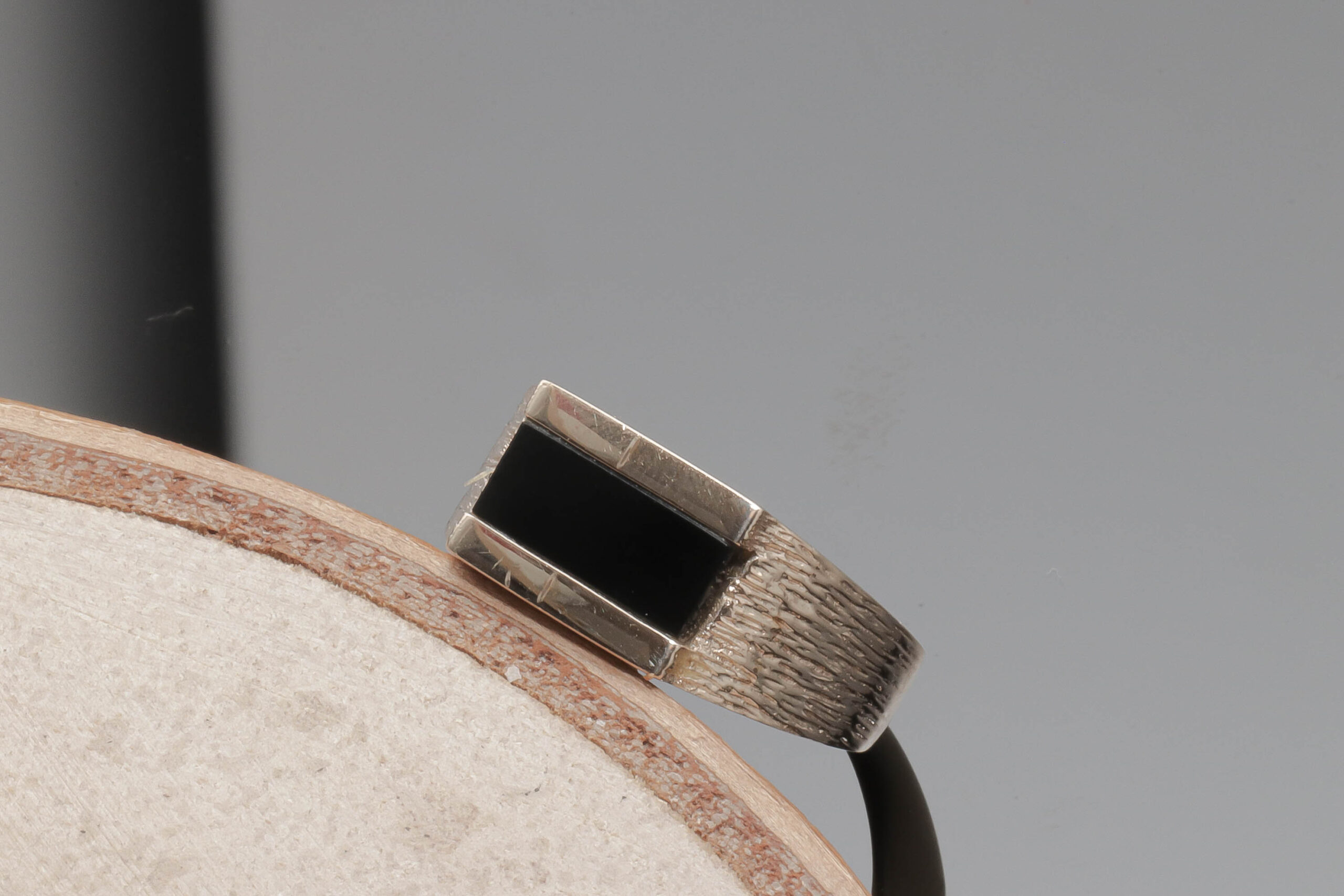 Ring med sort onyx i 8 karat guld