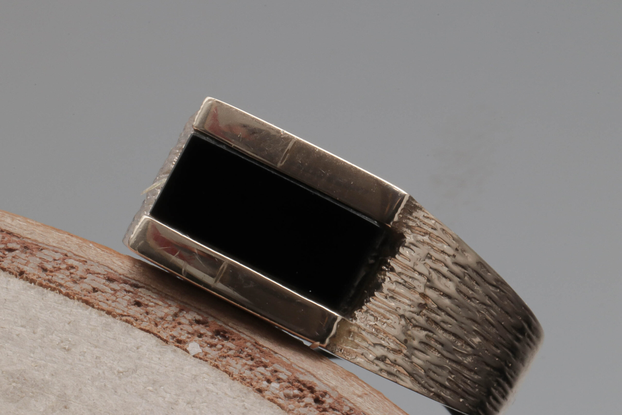 Ring med sort onyx i 8 karat guld