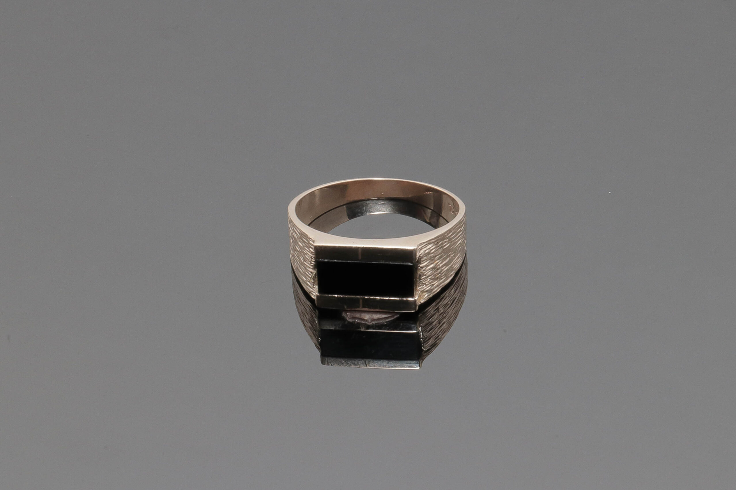 Ring med sort onyx i 8 karat guld