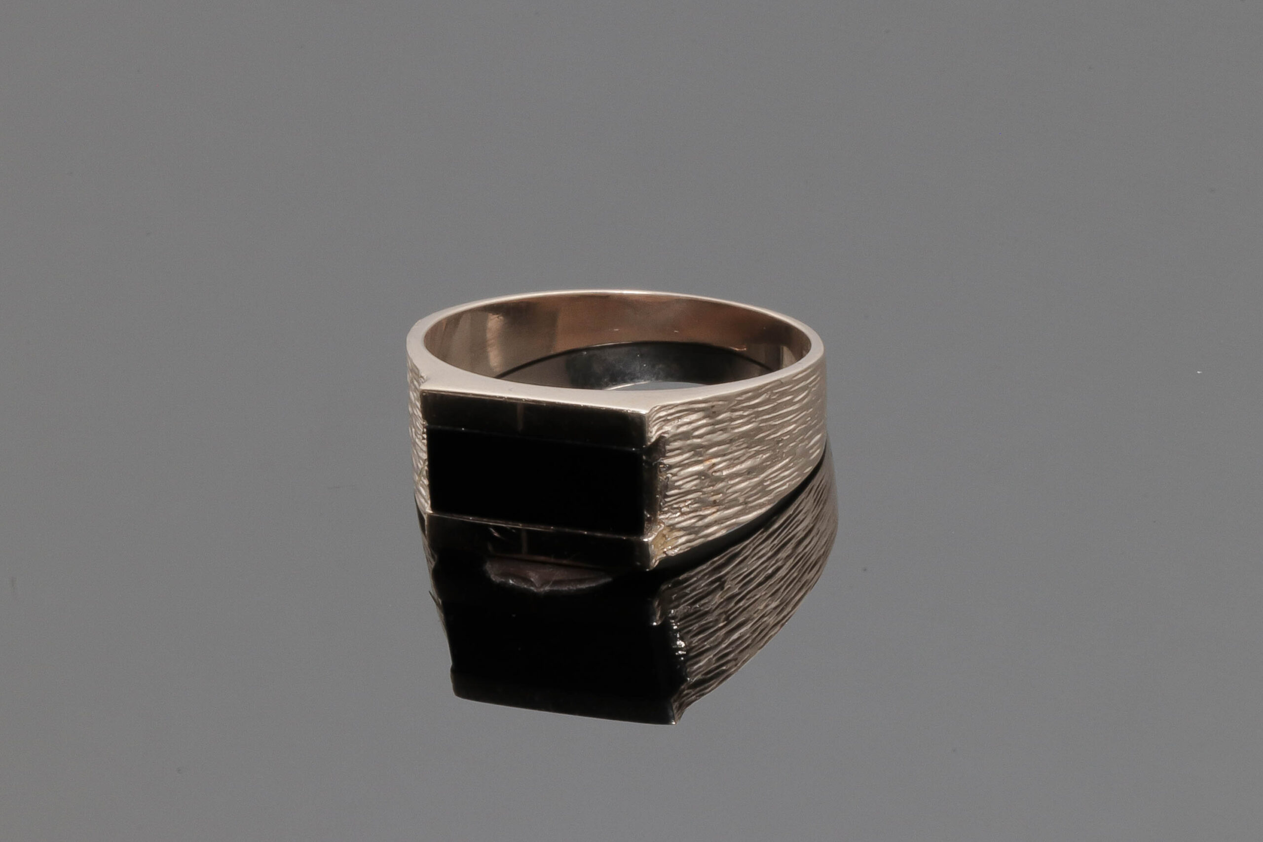 Ring med sort onyx i 8 karat guld
