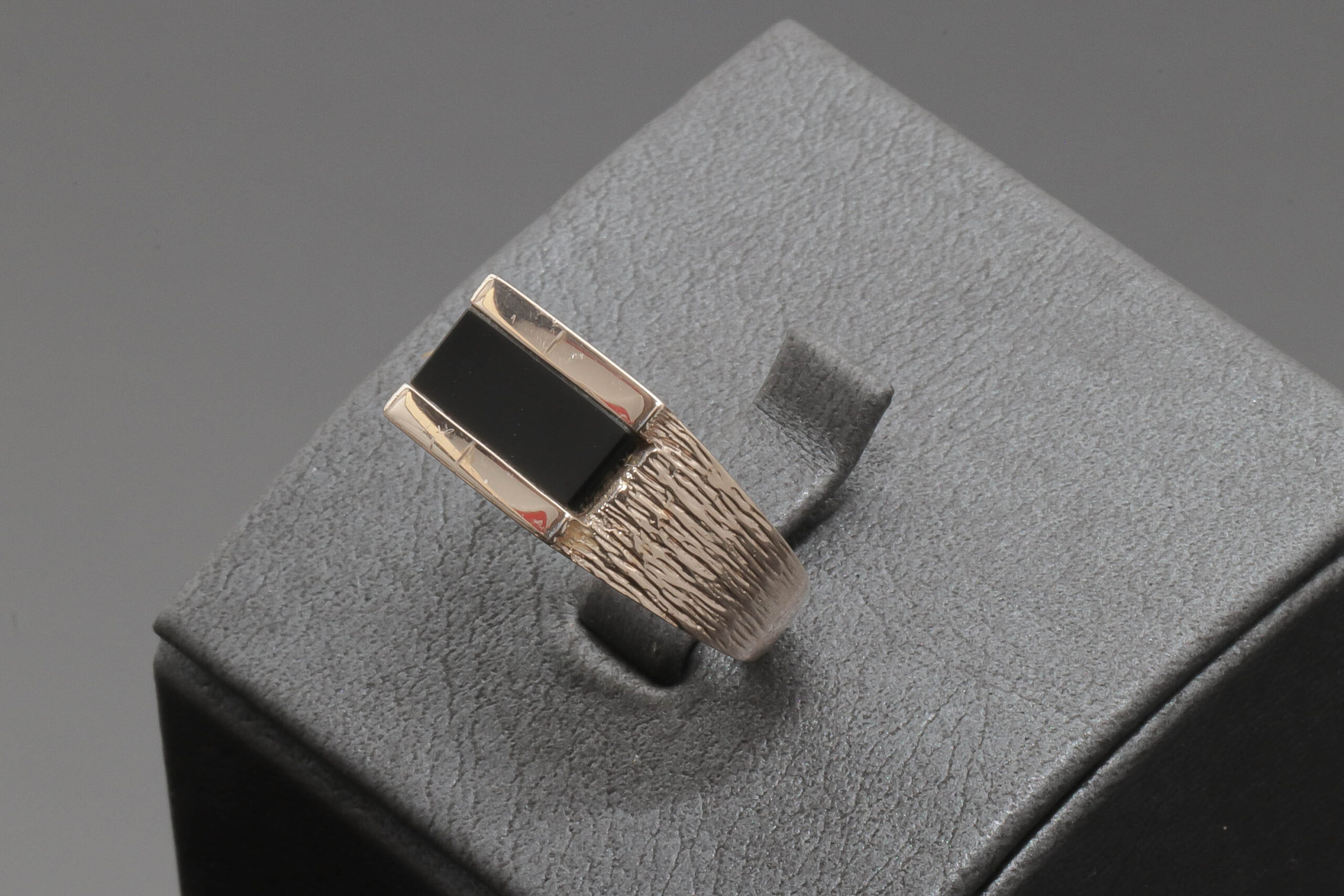 Ring med sort onyx i 8 karat guld