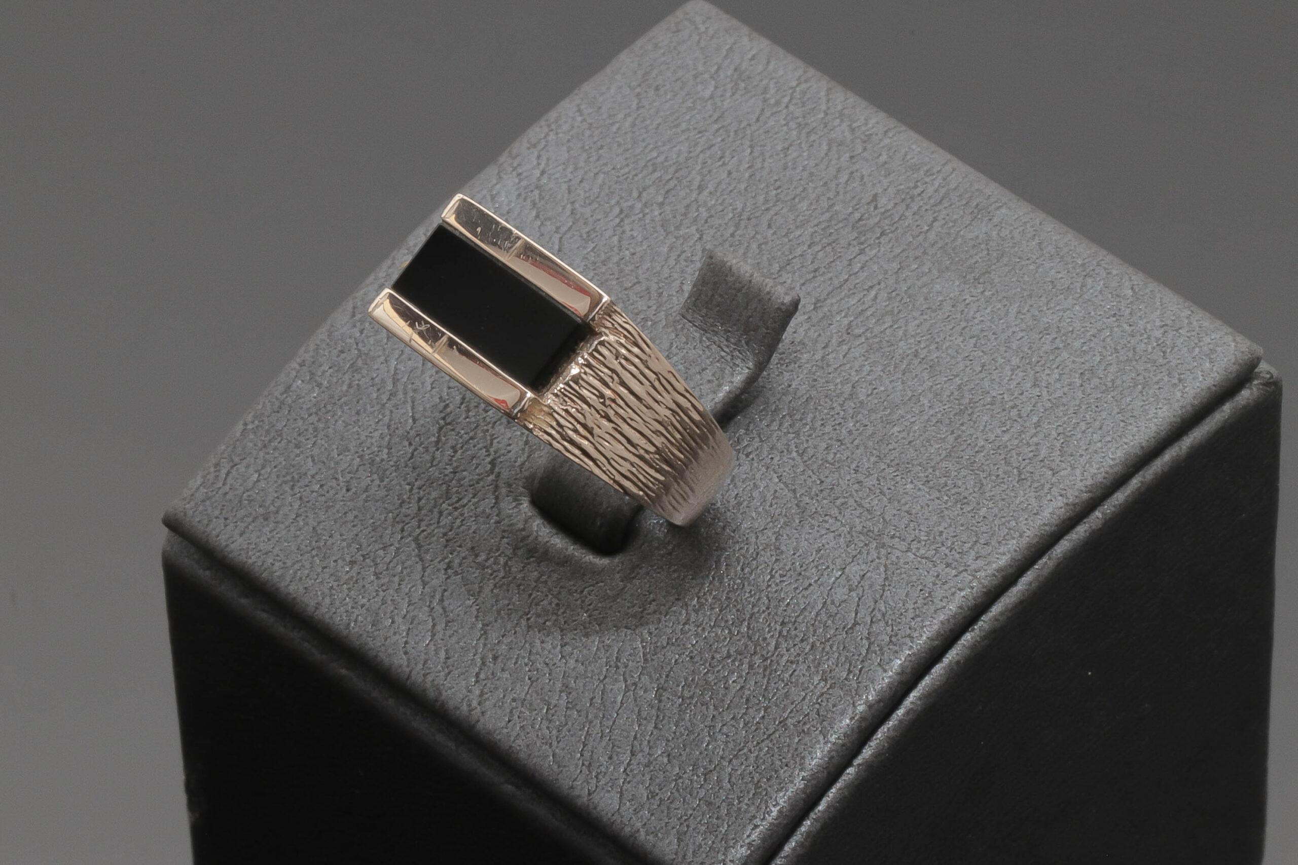Ring med sort onyx i 8 karat guld