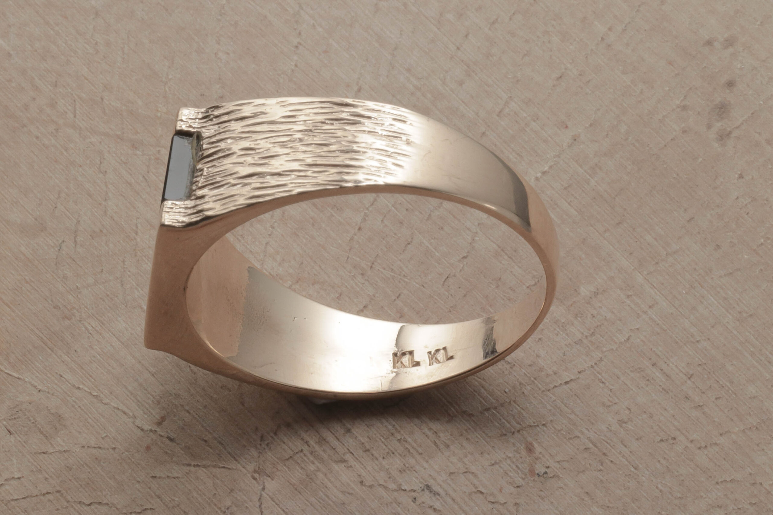 Ring med sort onyx i 8 karat guld