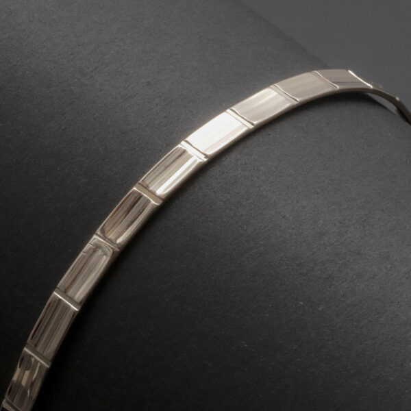 Flad armring med mønster i 14 karat guld