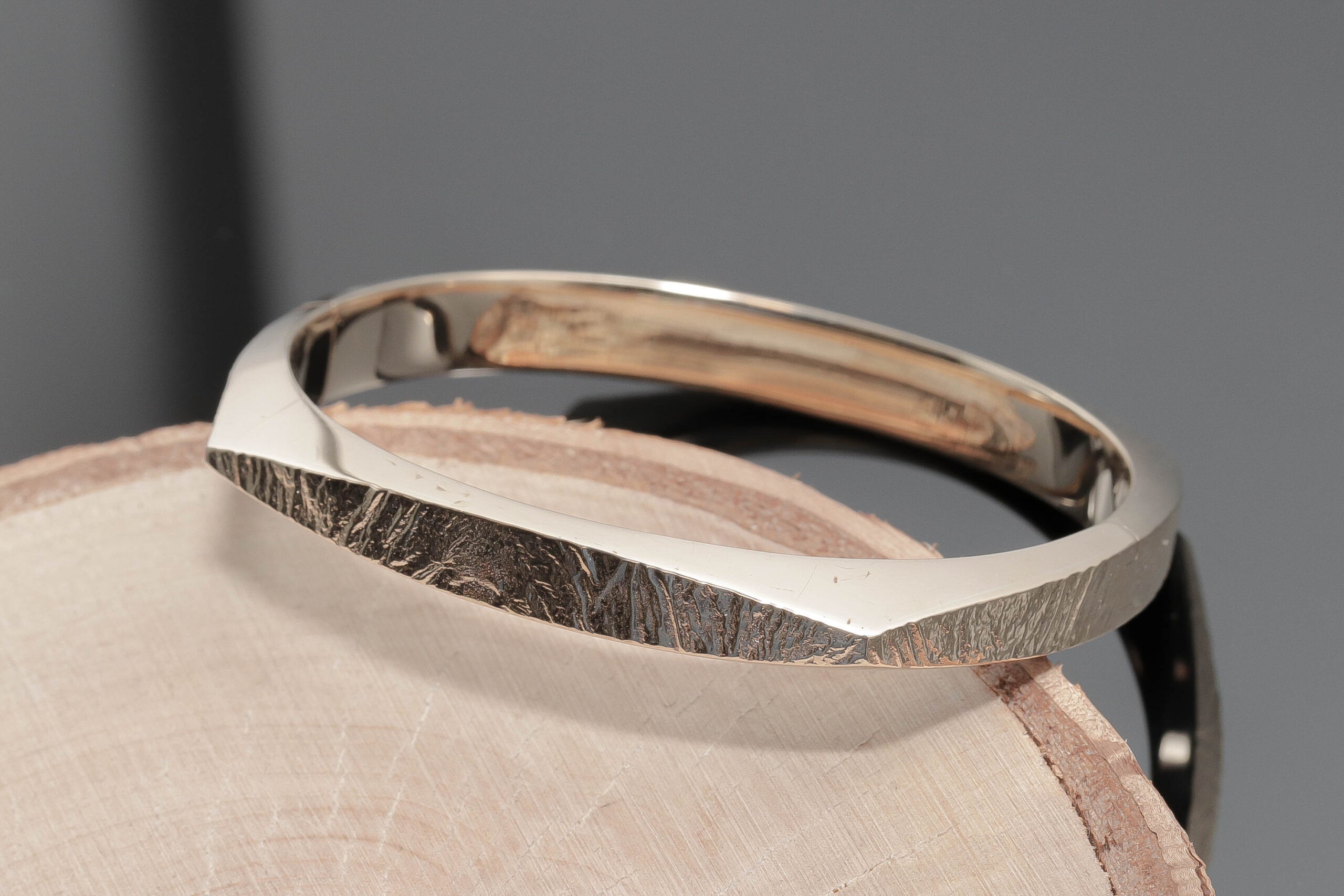 Armring med matteret overflade i 14 karat guld