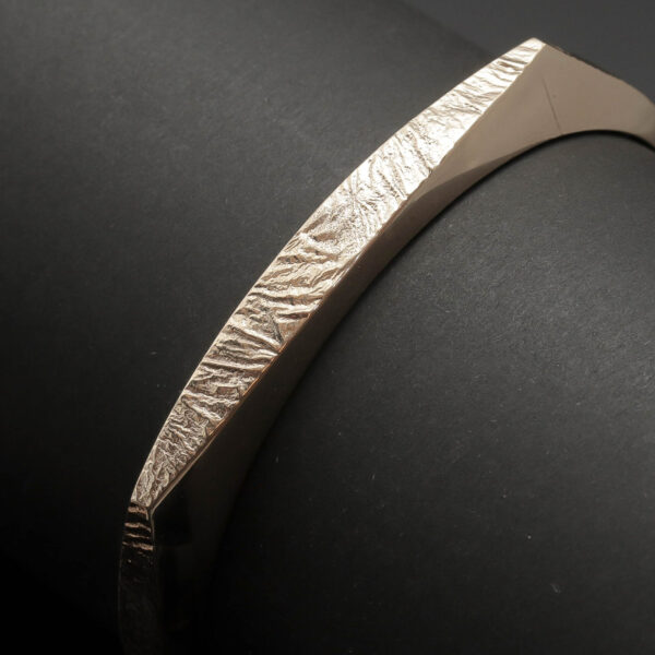 Armring med matteret overflade i 14 karat guld