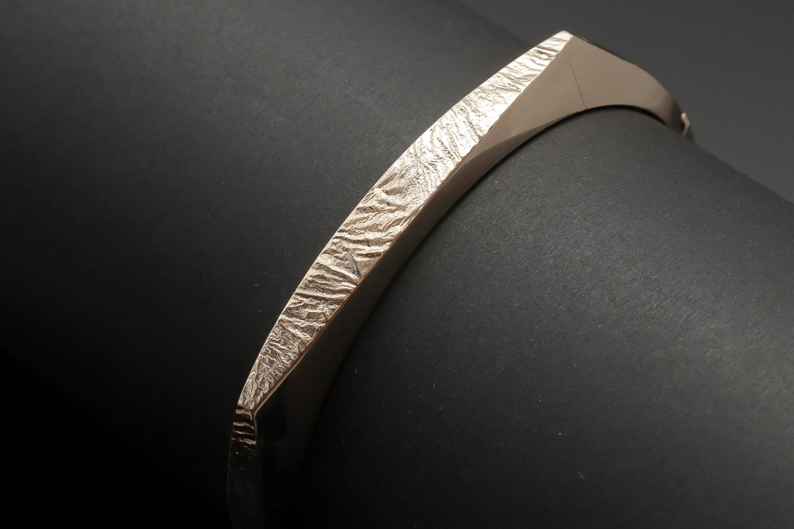 Armring med matteret overflade i 14 karat guld