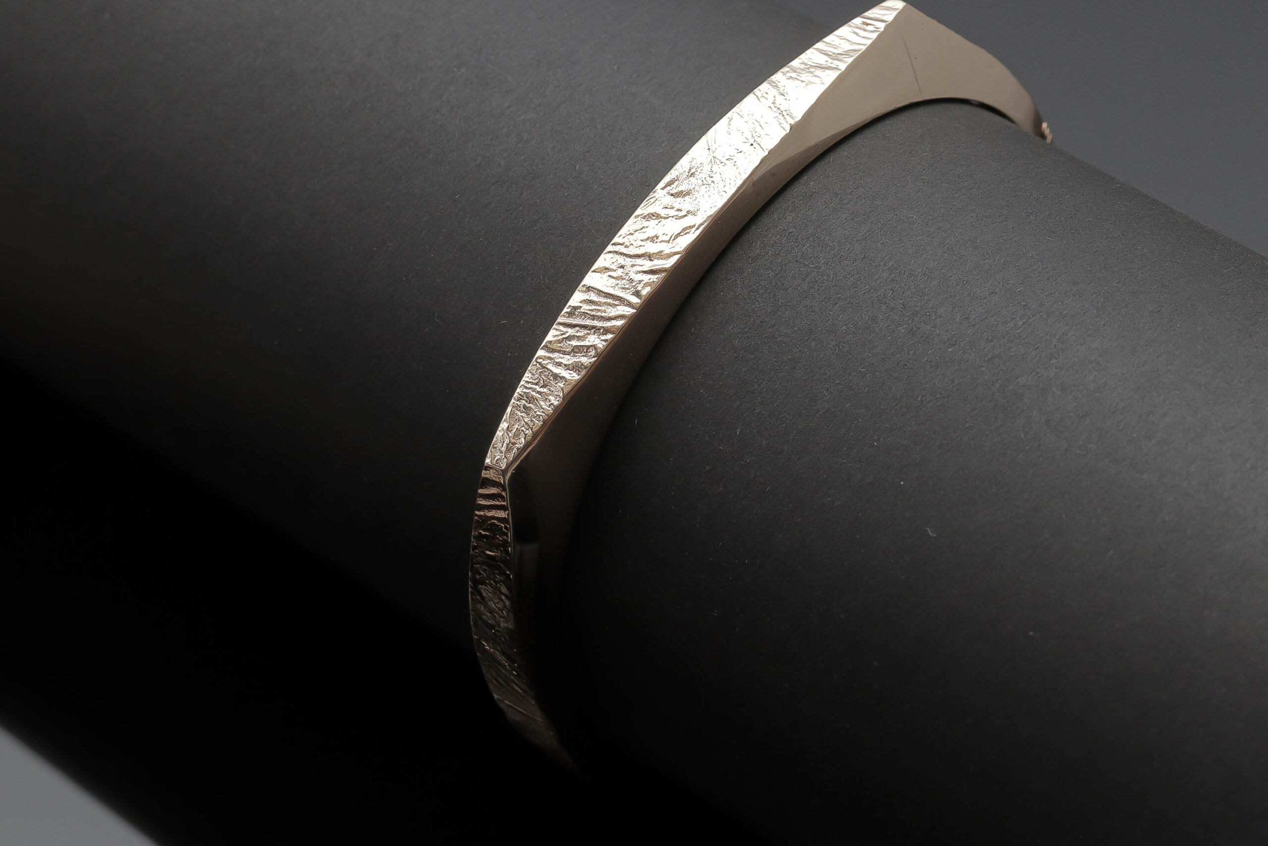 Armring med matteret overflade i 14 karat guld